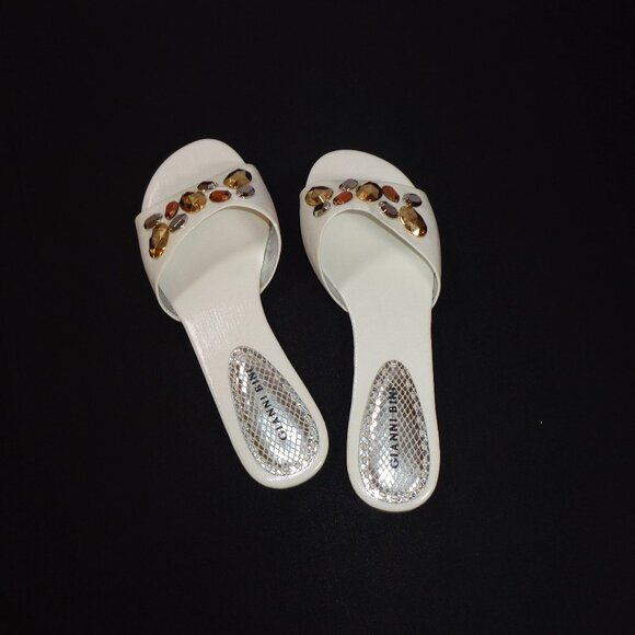 Gianni Bini Women's White Flat Gemstone Sandals Open‎ Toes Great Condition Sz 8M - Picture 2 of 5